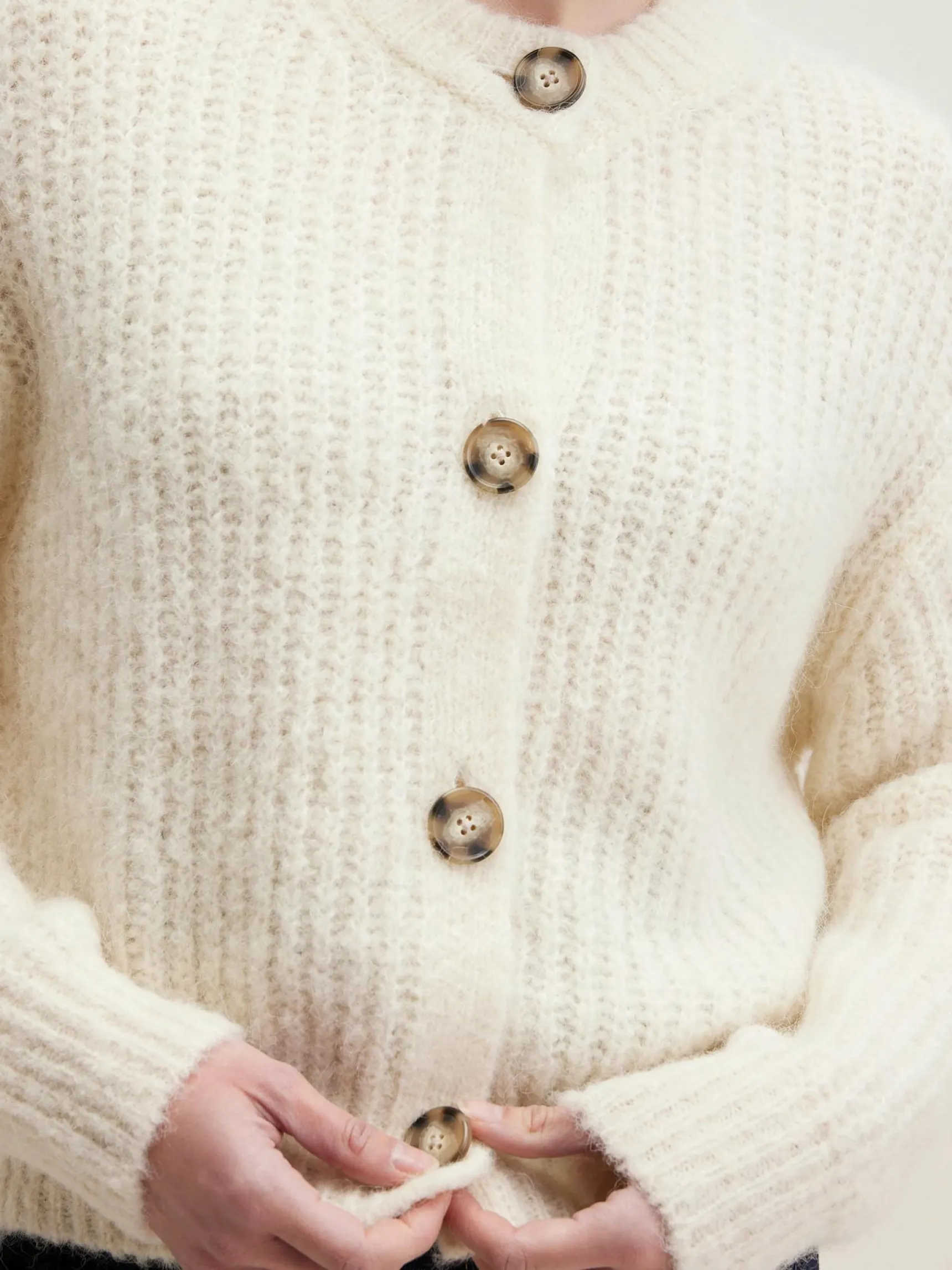 adyka-v-hals-cardigan-EsuniyoE-4.webp Online Bellerose Adyka V-hals Cardigan Whisper