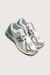 new-balance-1906r-for-women-qIsgyJmu-0.webp